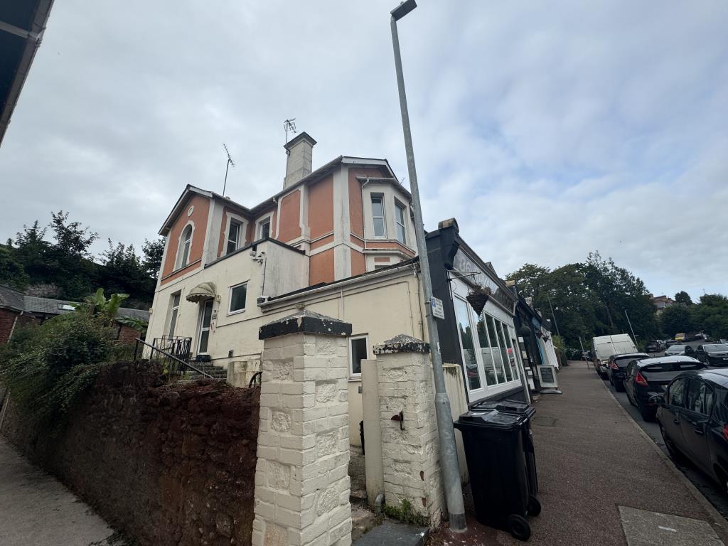 Lot: 17 - MIXED USE PROPERTY FOR INVESTMENT OR OCCUPATION - Outside view